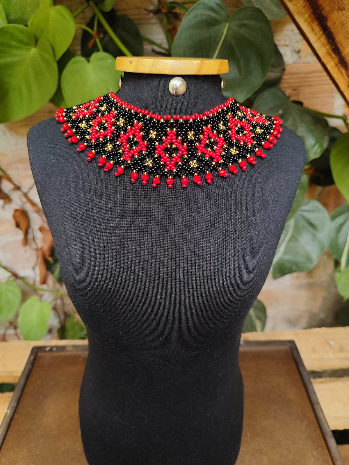 Colar Losango Vermelho de Gola