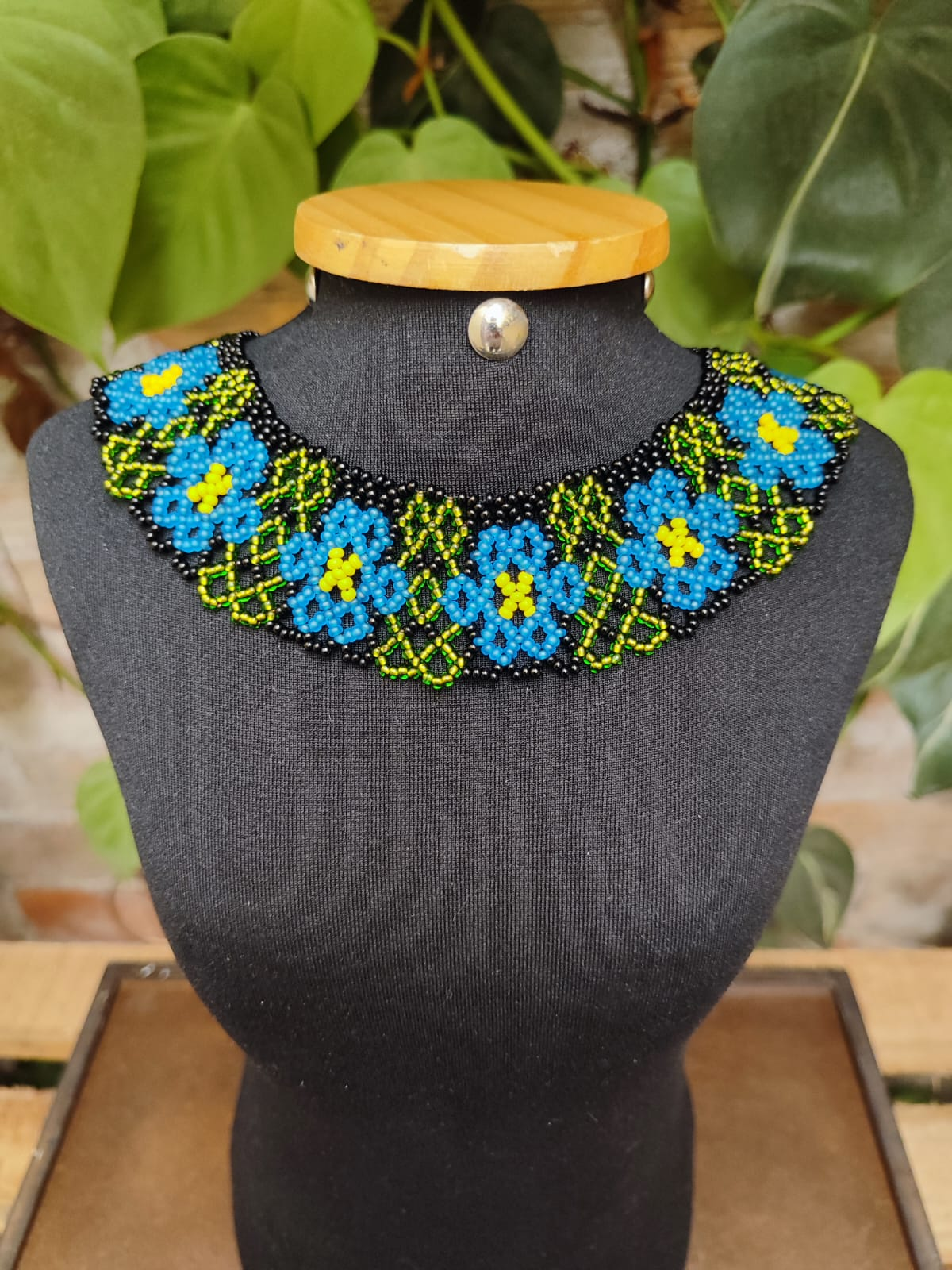 Colar Floral Azul e Preto de Gola