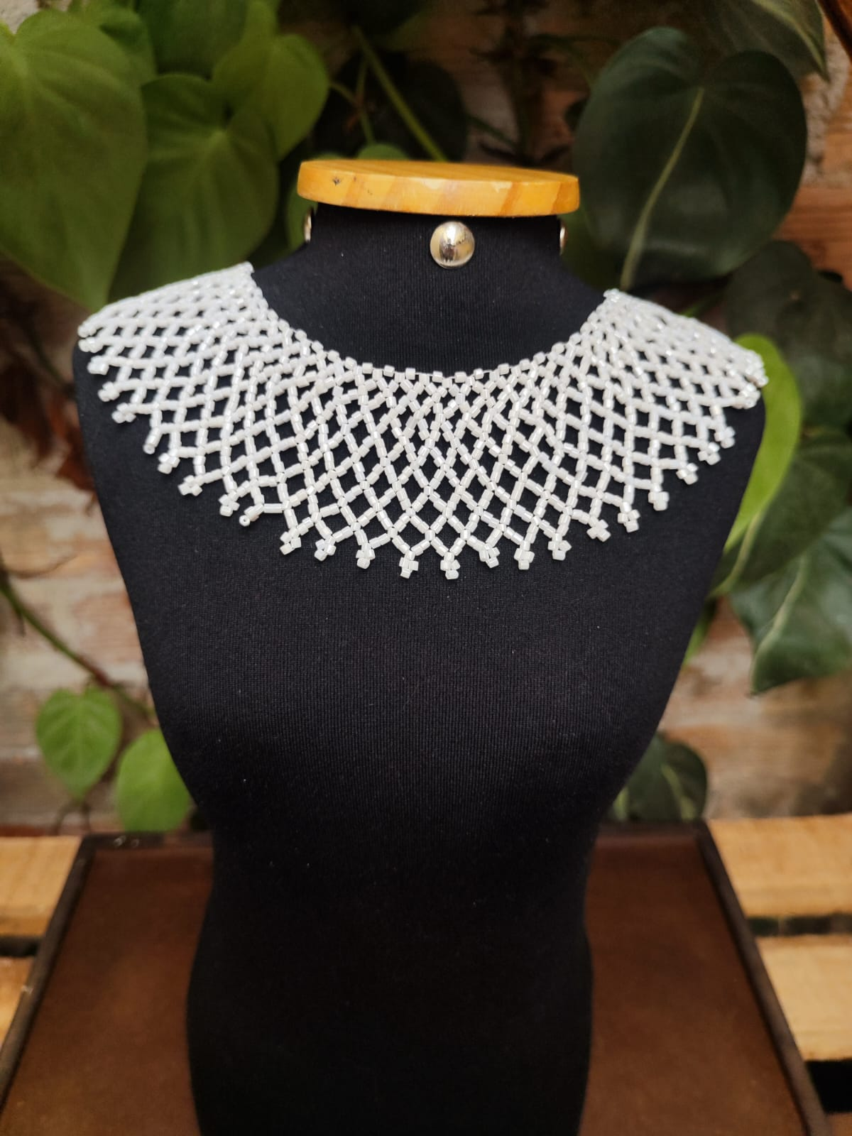 Colar Branco de Gola